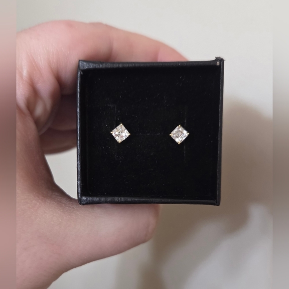 .5 Moissanite Princess Cut Screwback Stud Earrings New In Box